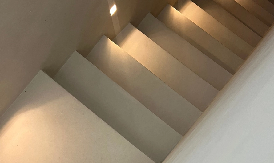Escaleras iluminadas por focos